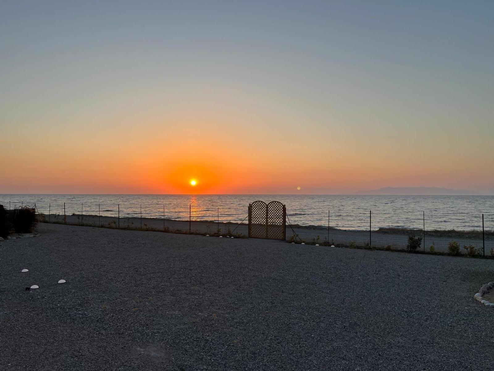 Lambou Beach Sunset Soroni Exterior photo