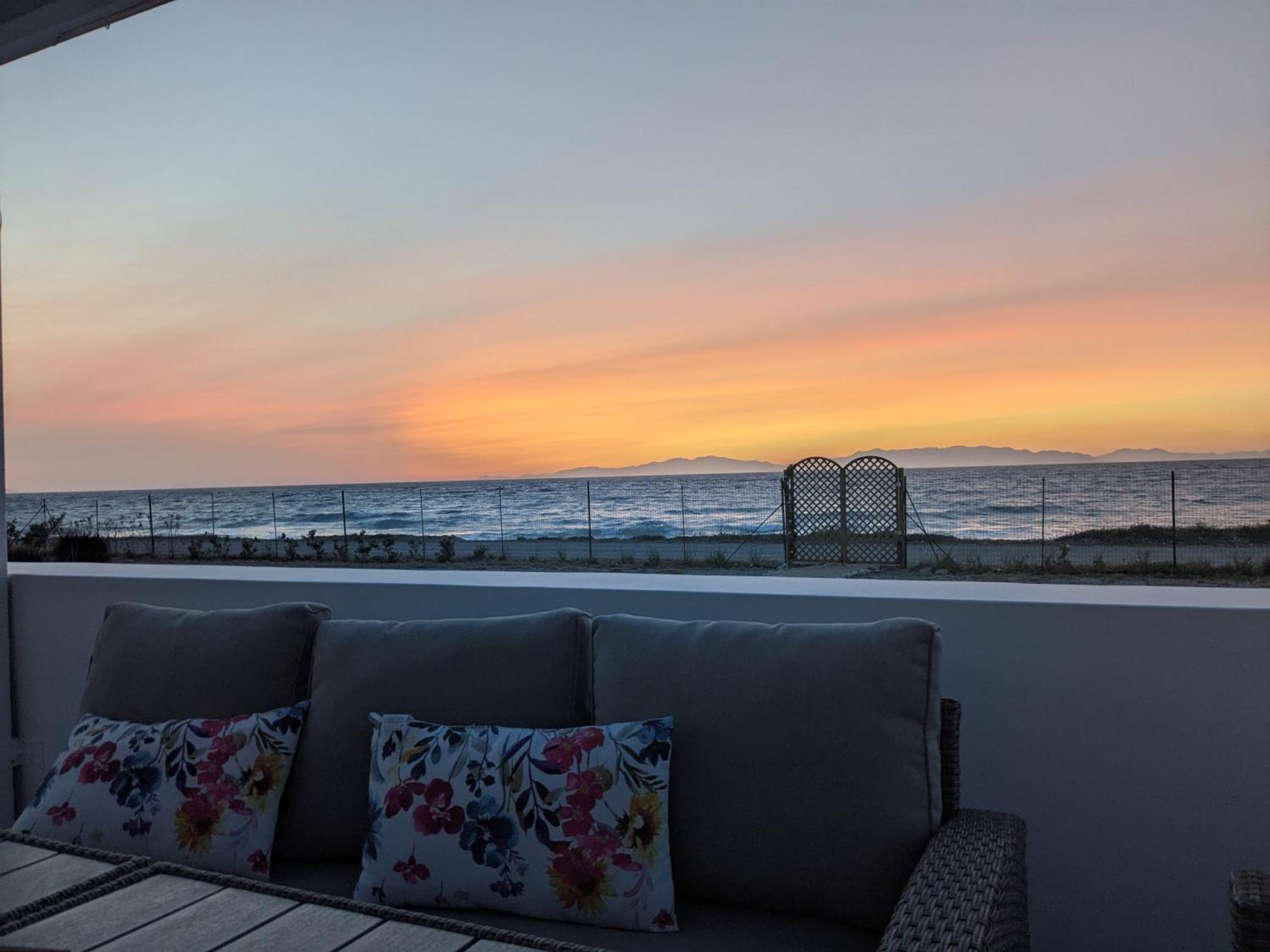 Lambou Beach Sunset Soroni Exterior photo